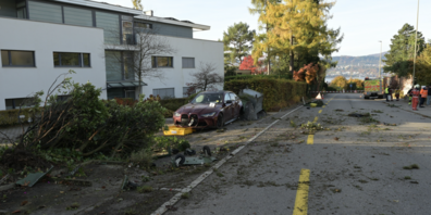 Endlage des Raserautos nach Unfall