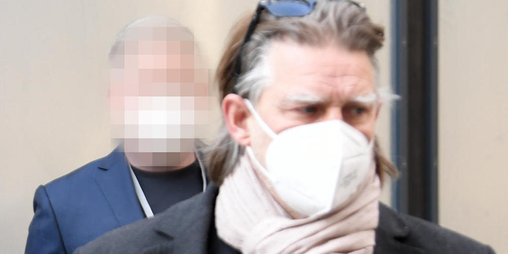 Der als Zeuge geladene Privatdetektiv (l) soll als mutmaßlicher Drahtzieher des Ibiza-Videos vor dem parlamentarischen Ibiza-Untersuchungsausschuss aussagen; rechts Anwalt Alfred Noll.. Foto: Roland Schlager/APA/dpa - ACHTUNG: Person(en) wurde(n) ...