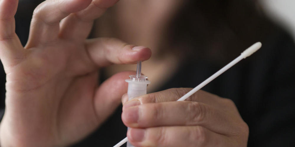 Eine Frau macht einen Antigen-Selbsttest mit Nasenabstrich bei sich zu Hause, am Mittwoch in Zürich.