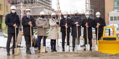 Von links: Guido Bucher, Direktor Stiftung OKS und Vorsitzender der Spitalleitung, Urs Martin, Regierungsrat Kanton Thurgau, Yves Noël Balmer, Regierungsrat Appenzell Ausserrhoden, Monika Rüegg Bless, Statthalter Appenzell Innerrhoden, Daniel Germann, Direktor und Vorsitzender der Geschäftsleitung KSSG, Bruno Damann, Regierungspräsident Kanton St.Gallen, Arno Noger, Stiftungsratspräsident OKS, Fawad Kazi, Architekt 