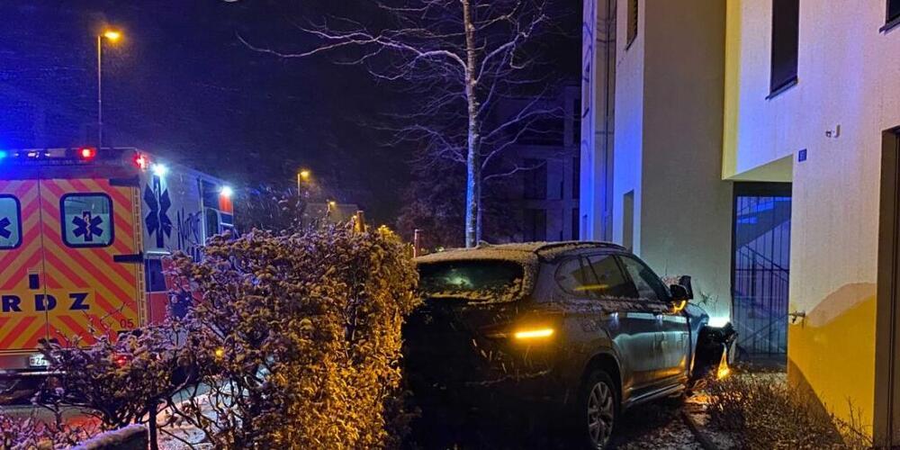 Die Fahrt des Autofahrers endete in einer Hauswand.