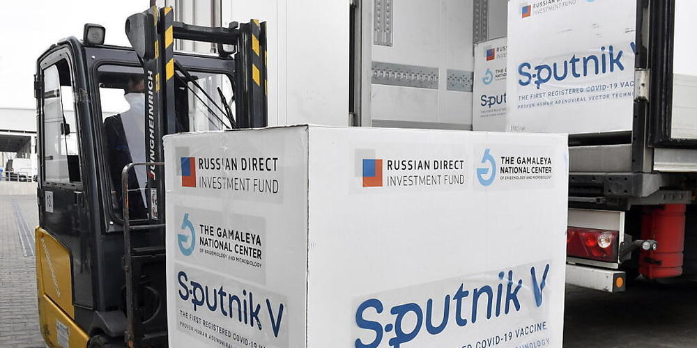 ARCHIV - Kisten mit Dosen des russischen Corona-Impfstoffs Sputnik V werden in einem Lagerhaus des ungarischen Pharmagroßhändlers Hungaropharma mit einem Gabelstapler aus einem Lastwagen geladen. Foto: Zoltan Mathe/MTI/AP/dpa