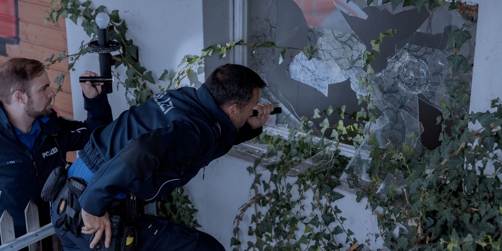 Laut Kapo St.Gallen verschaffte sich die unbekannte Täterschaft gewaltsam durch ein Fenster Zugang zur Wohnung im Mehrfamilienhaus. (Symbolbild)