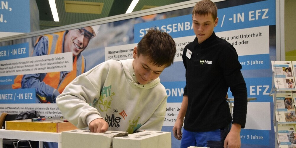 In der Schöntalhalle in Altstätten entdecken Jugendliche die Welt der Berufe – wie hier am Stand der Maurer.