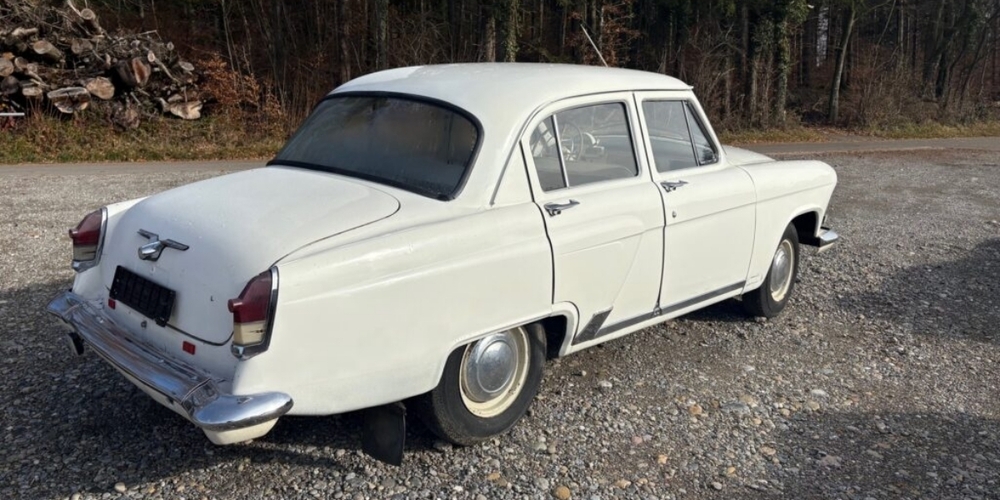 Seltenes Objekt aus Sowjetzeiten: Der GAZ steht einsam und verlassen auf dem Süessblätz-Parkplatz zwischen Ebmatingen und Zumikon.