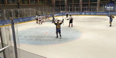 Den Schlusspunkt setzten die Hawks mit einem Powerplay-Treffer zum 5:1-Endstand (im Videoclip).