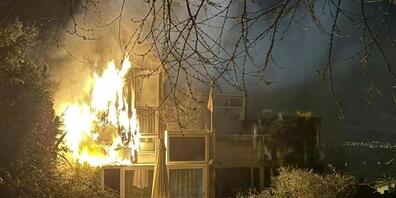 Aus unklaren Gründen ist die Fassade dieses Einfamilienhauses in Bergdietikon AG in Brand geraten.