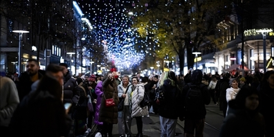 Selfie mit Lucy: die Weihnachtsbeleuchtung über der Bahnhofstrasse ist der Star des Advents.