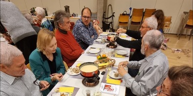 Gemütlich sassen die Mitglieder und Gäste beim Fondueplausch beisammen.