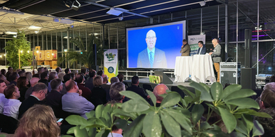 Starke Stimmen für Wil West: Der St.Galler Regierungsrat Beat Tinner per Video. Regierungsrat Dominik Diezi, Bühler-CEO Stefan Scheiber, Kantonsrätin Franziska Steiner-Kaufmann und HSG-Regionalökonom Roland Scherer diskutieren live im Giardo über Chancen, Verantwortung und Zusammenhalt.