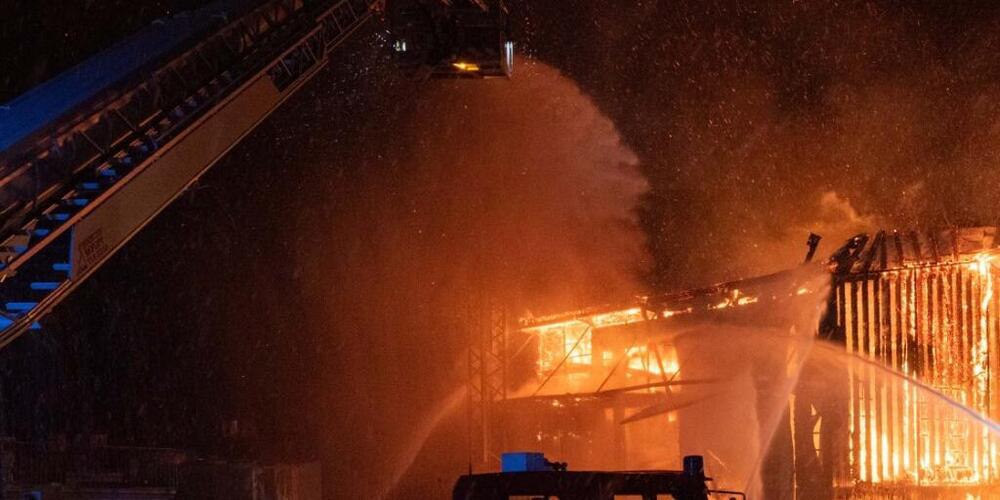 Als die Feuerwehr eintraf, stand die Halle bereits in Vollbrand.