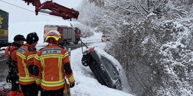 Auf der Heinrichsbadstrasse  ein Autofahrer von der Strasse ab