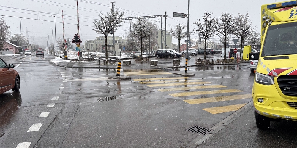 Auf diesem Fussgängerstreifen der Uzner Bahnhofstrasse wurden zwei Fussgängerinnen von einem Lastwagen erfasst und verletzt.
