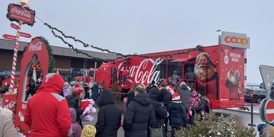 Der festlich beleuchtete Coca-Cola-Weihnachtstruck zog zahlreiche Besucher vor das Einkaufszentrum Breite in Rickenbach.