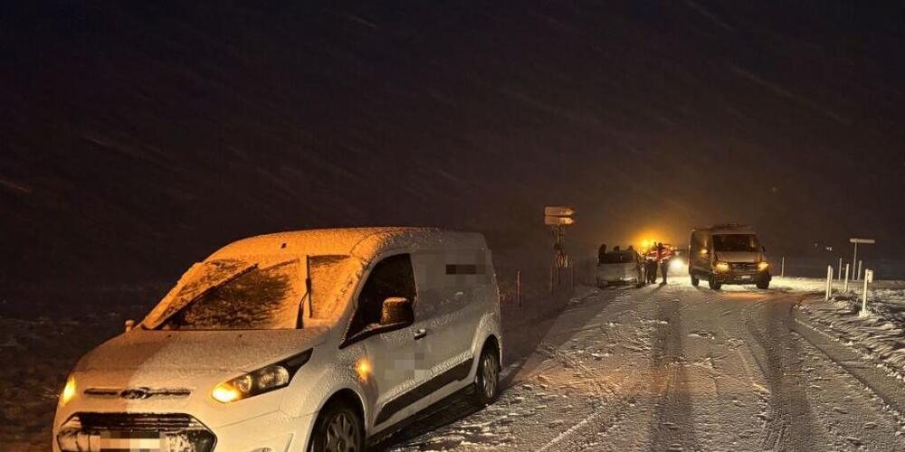 Nach der Rutschpartie eines Lieferwagens auf verschneiter Strasse in Mollis GL waren gleich vier Fahrzeuge beschädigt.