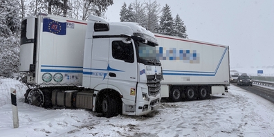 Auf der winterlichen Autobahn A1 in Niederwil verlor ein Sattelmotorfahrzeug-Lenker die Kontrolle und kollidierte mit einer Leitplanke und einem Wildzaun.