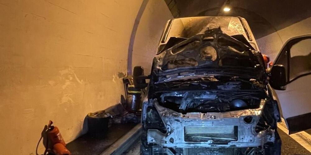 Der Lieferwagen geriet im Motorraum in Brand und brannte im Bargias-Tunnel auf der A13 bei Zillis GR aus.