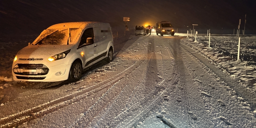 Beim Verkehrsunfall mit Sommerpneus in Mollis wurden insgesamt vier Fahrzeuge beschädigt, aber niemand verletzt.