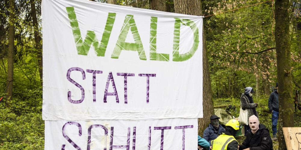 Im betroffenen Waldgebiet in Rümlang kam es im April 2023 zu Protesten von Umweltaktivisten. Das Baurekursgericht hat nun den Gestaltungsplan für die Erweiterung der Deponie Chalberhau aufgehoben. (Archivbild)