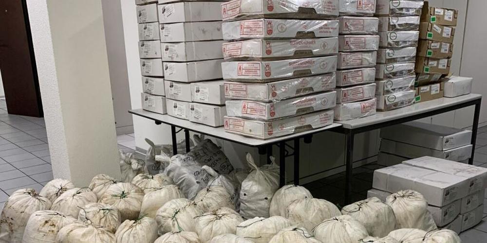 Die sichergestellte Schmuggelware: Fleisch, Maniok und Zigaretten.