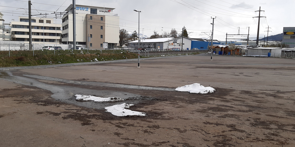 Noch vor 80 Tagen war der ganze Parkplatz meterhoch mit Schnee gefüllt – insgesamt 8000 Kubikmeter Schnee wurden in Lachen deponiert.