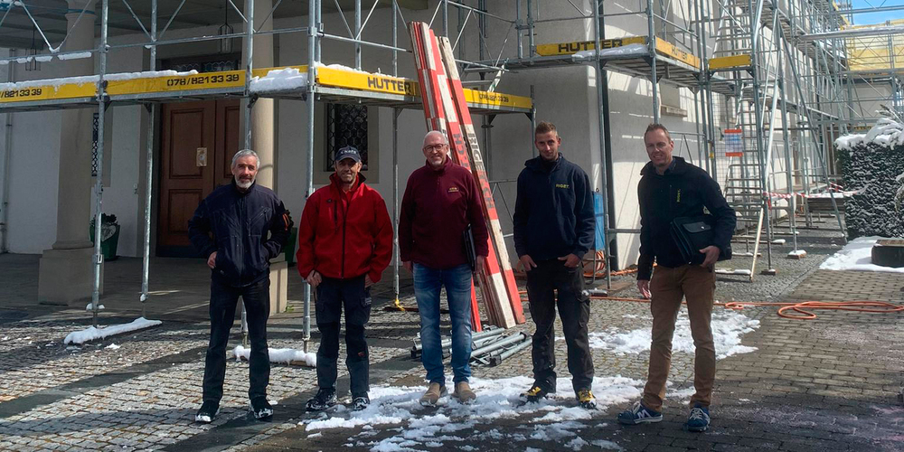 Projektbeteiligte (v. l.): Erhard Gresch, Ratspräsident; Manfred Hutter, Gerüstbau Hutter; Ja­­kob Vogt, Malerei Janser; Mathias Luchsinger und Fabian Lendi, Riget AG Dachdecker.