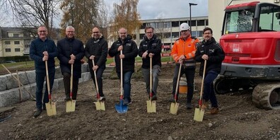 Spatenstich ist erfolgt! Im Bild: v. l. Bruno Rutishauser (Gemeinderat), Mark Brunner (Präsident Supporter FC Zuzwil), Marco Länzlinger (Bauverwaltung Gemeinde Zuzwil), Oliver Schwingenschrot (Baukommission FC Zuzwil / Vereinspräsident FC Zuzwil), Urs Gschwend (Baukommission FC Zuzwil / Gschwend Holzbau), Patrick Felix (Baugeschäft Brunner Felix) und Andreas Spari (Baukommission FC Zuzwil / Architekt / Bauleitung)