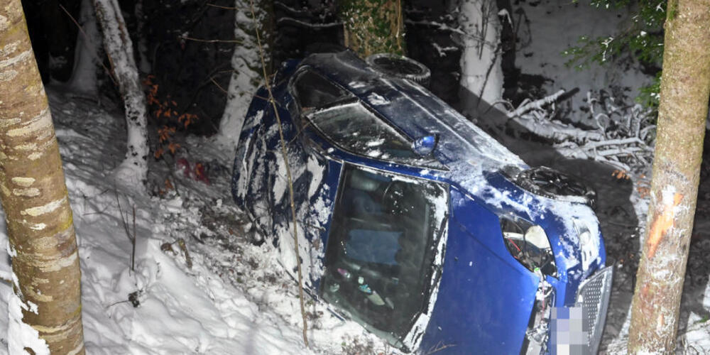 Der Wagen prallte gegen mehrere Bäume und blieb auf der Seite liegen.