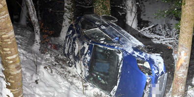 Der Wagen prallte gegen mehrere Bäume und blieb auf der Seite liegen.