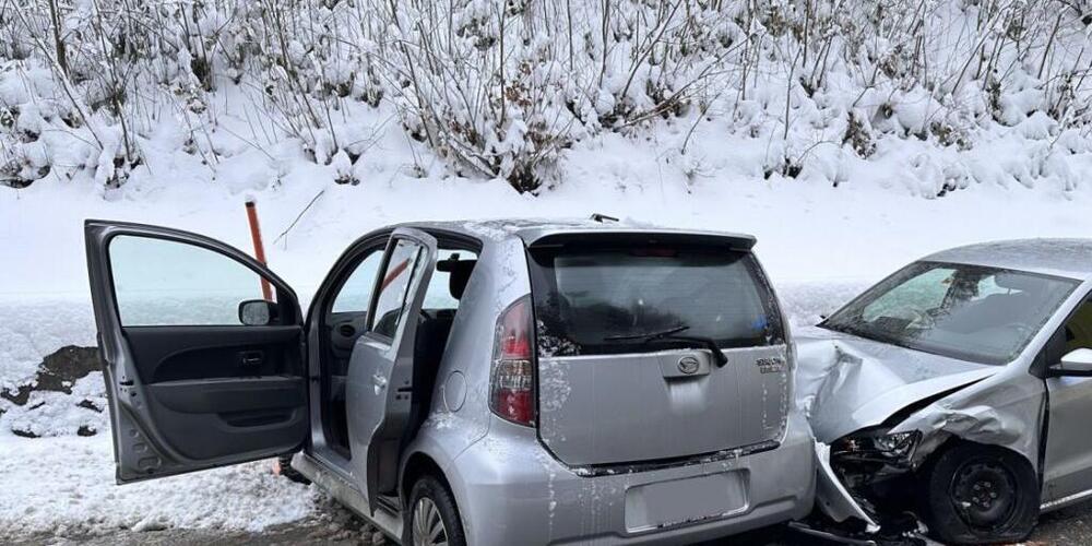 Bei der Kollision in einer Linkskurve in Schachen bei Herisau verletzten sich vier Fahrzeuginsassen mittelschwer.