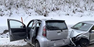 Bei der Kollision in einer Linkskurve in Schachen bei Herisau verletzten sich vier Fahrzeuginsassen mittelschwer.
