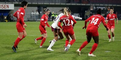 Die Gegnerinnen geblockt: die Rappi-Frauen verteidigen sich hocheffizient.