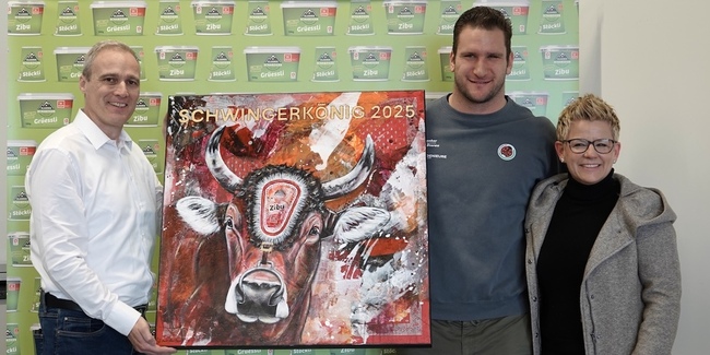 v.l. GESKA-Chef Reto Hiestand; Siegermuni Zibu; Schwingerkönig Armon Orlik; Künstlerin Susan von Aarburg