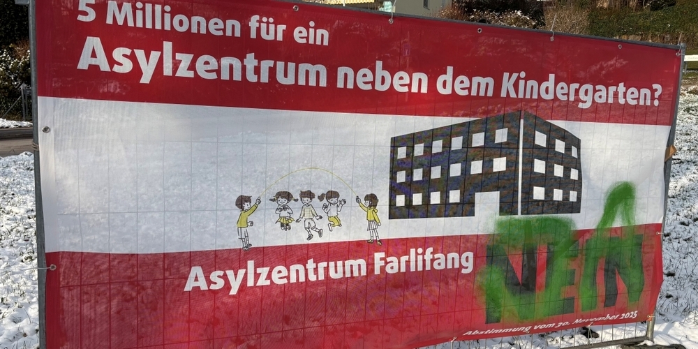 Die Gegner prägen mit ihren Plakaten derzeit das Ortsbild von Zumikon.