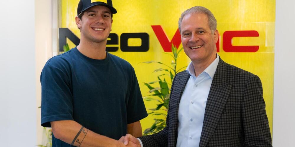 Patrik Lanter (r.), CEO der NeoVac-Gruppe, und Noè Ponti freuen sich über die Partnerschaft