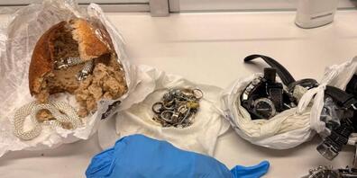 Mitarbeitende des Bundesamts für Zoll und Grenzsicherheit entdeckten am Grenzübergang St. Margrethen SG in einem Auto diversen Schmuck, welcher mit einem Einbruchdiebstahl im Kanton Zürich in Verbindung gebracht wird.