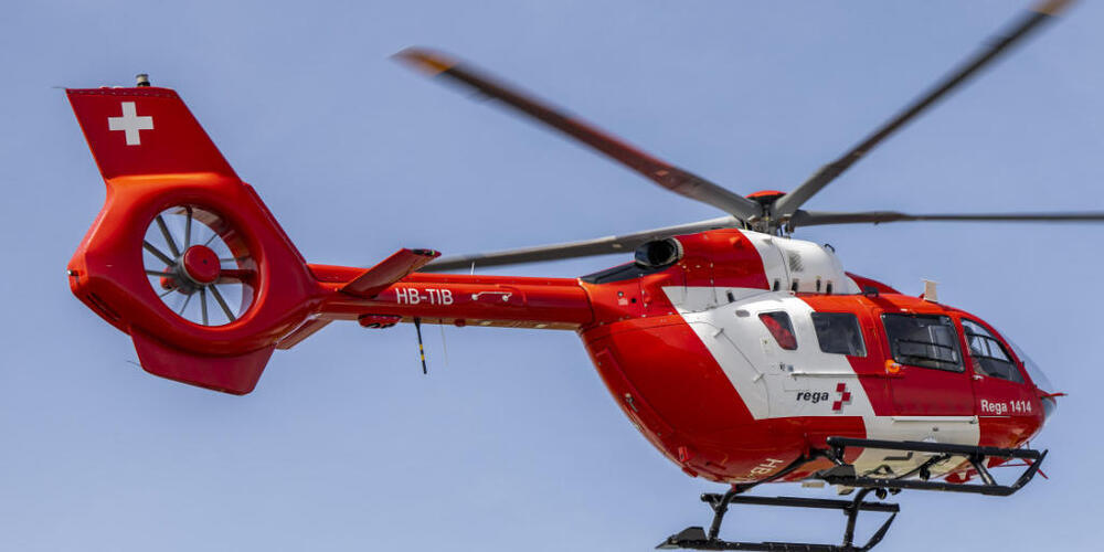 Die Rega flog den verletzten Kletterer ins Spital. (Symbolbild)