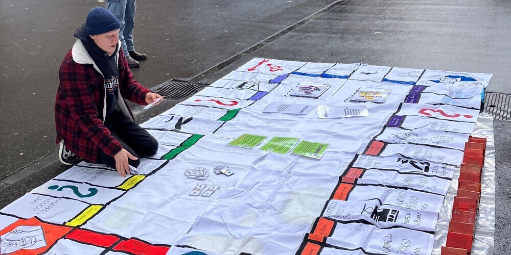 JUSO zeigt Ungleichheit mit lebensgrossem Monopoly.