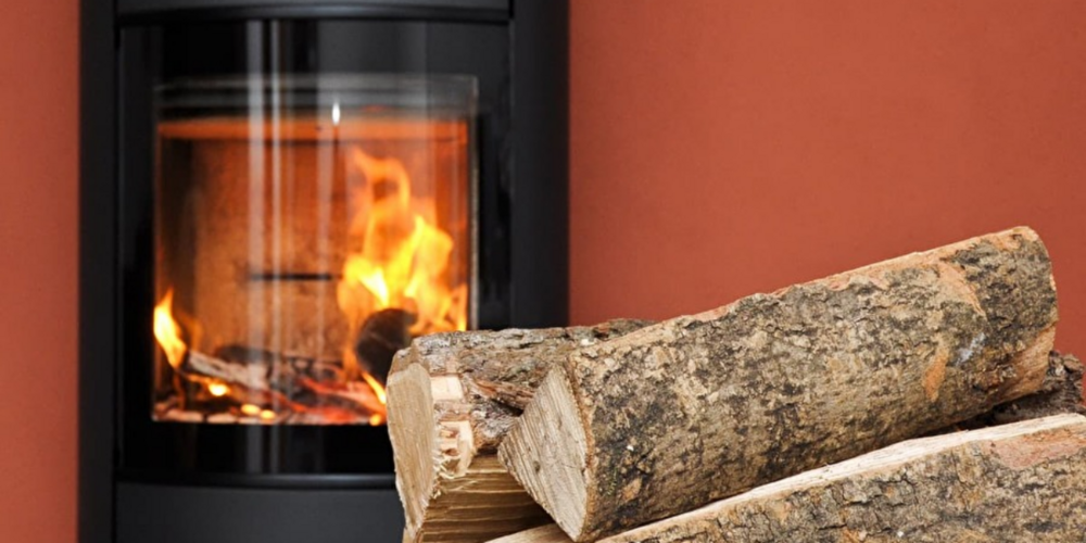 Weniger Rauch und Schadstoffe durch richtiges Anfeuern. (Symbolbild)