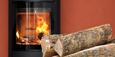 Weniger Rauch und Schadstoffe durch richtiges Anfeuern. (Symbolbild)