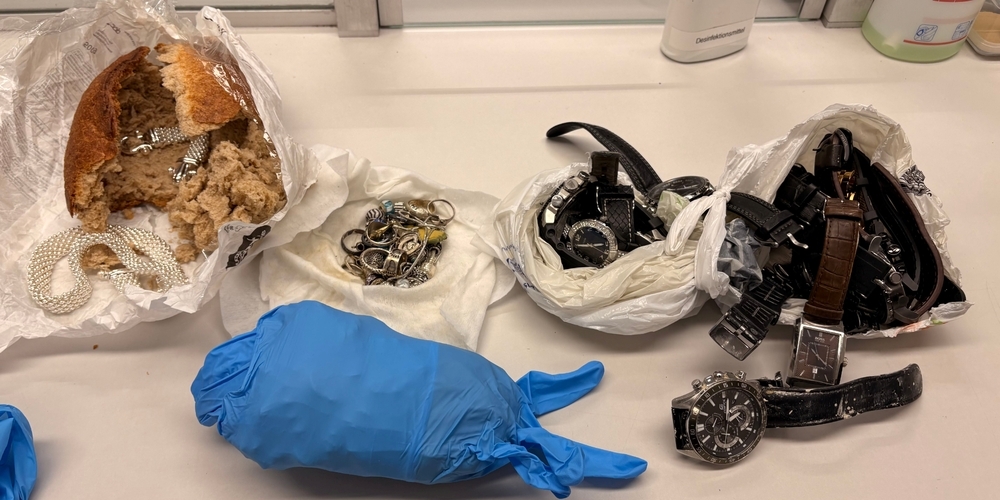 Zwei Rumänen wollten in St.Margrethen mit teils in einem Brotlaib versteckten Schmuck, Uhren und Goldvreneli – mutmasslichem Diebesgut – ausreisen.