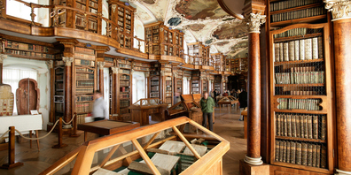 Die Stiftsbibliothek zeigt Schönes und Kurioses aus ihrer Wunderkammer.