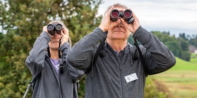 Trotz Wind und Regen verfolgten Vogelbegeisterte auf der Lutikerhöhe den Zug der Vögel über dem Lützelsee.