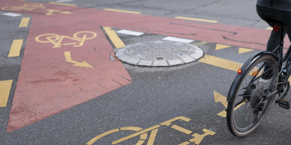 Bündnerinnen und Bündner sollen das Auto vermehrt stehen lassen und das Velo nehmen oder zu Fuss gehen. So will es die Regierung. (Symbolbild)