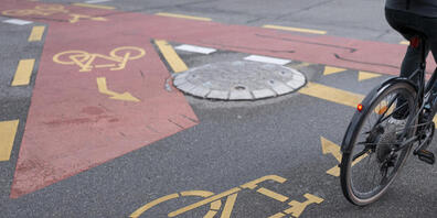 Bündnerinnen und Bündner sollen das Auto vermehrt stehen lassen und das Velo nehmen oder zu Fuss gehen. So will es die Regierung. (Symbolbild)