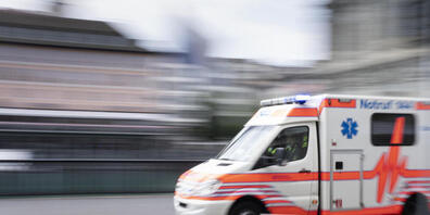 Ein 14-Jähriger wurde am Montagmorgen auf einem Fussgängerstreifen in Egg ZH angefahren. Er wurde leicht verletzt ins Spital gebracht. (Symbolbild)