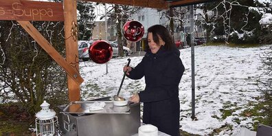 Gemeinderätin Janine Bodmer brockte den Besuchenden die Gemeindesuppe ein, die für einmal gerne ausgelöffelt wurde.