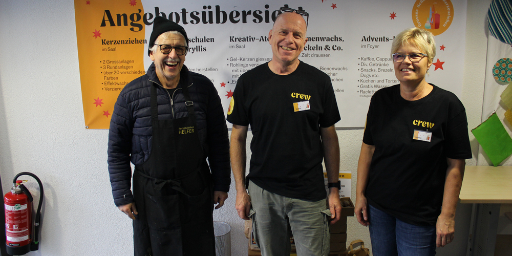 Das Kernteam des Kerzenziehens: (v.l) Urs Brunner, Bienenwachsspezialist, sowie die  Mitorganisatoren Raffael Störchli und Susanne Miozzari.