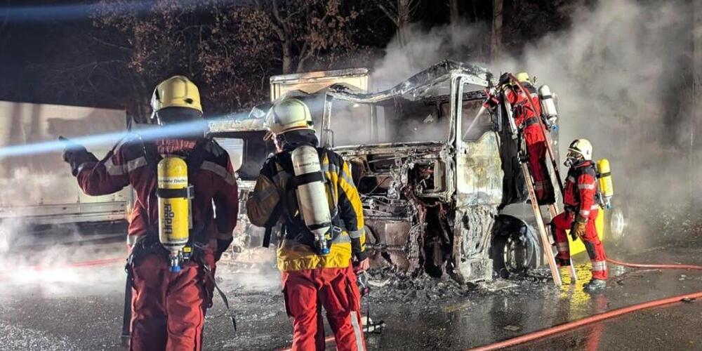 In Dietikon sind ein Lastwagen und ein Sattelschlepper komplett ausgebrannt. Die Brandursache ist noch unklar.