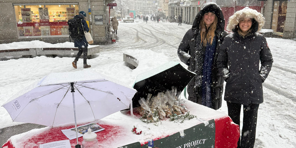 Trotz Schneefall werden fleissig Spenden für Kinder in Thailand gesammelt